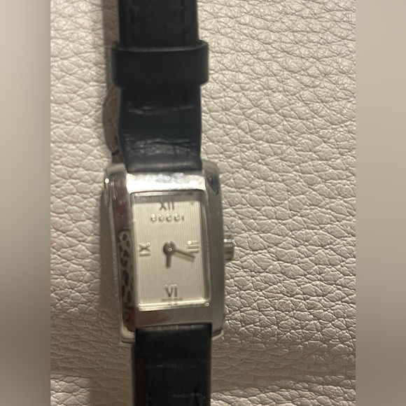Gucci Metro 8600l Stainless Steel Quartz w/Original Leather Strap - Picture 1 of 4